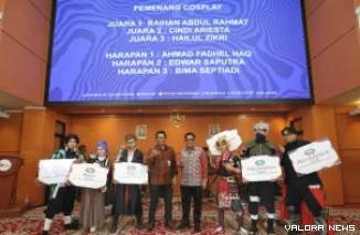 Kepala OJK Sumbar, Roni Nazra foto bersama dengan pemenang lomba kategori cosplay di puncak Hari Indonesia Menabung (HIM) Tahun 2025 di Bung Hatta Convention Hall, Kamis (20/8/2025). (humas)