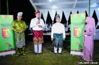 Gubernur Riau, Abdul Wahid tampil live di siaran TV One, pada acara Tabligh Akbar dan Dzikir Akbar dalam rangka HUT ke-68 Provinsi Riau, di Talang Mulya, Kecamatan Batang Cenaku, Indragiri Hulu, Sabtu malam. (humas)