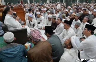 Gubernur Riau, Abdul Wahid berdoa bersama jemaah Masjid Raya Annur Pekanbaru lainnya, usai shalat ghaib untuk almarhum driver ojek online (ojol) yang meninggal dunia dalam insiden di Jakarta, Sabtu malam. (humas)