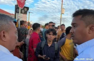 Wakil Gubernur Sumbar, Vasko Ruseimy meninjau perlintasan sebidang di kawasan Jati Parak Salai, usai kecelakaan yang menyebabkan dua orang siswa SMA 10 Padang meninggal dunia. (humas)