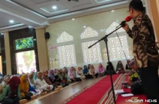 Kepala SMKN 1 Bukittinggi, Gustian Budiarto berdialog dengan wali murid baru di sekolah itu, Jumat. Pertemuan ini salah satunya membahas mekanisme pembelian seragam sekolah. (hamriadi)