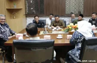 Ketua DPRD Sumbar, Muhidi berdialog dengan Ketua KPID, Robert Cenedy dan jajaran serta Siti Aisyah (Kadis Kominfo) di ruang kerjanya, Jumat. (humas)