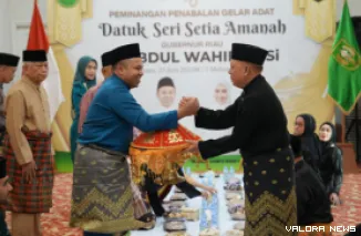 Gubernur Riau, Abdul Wahid terima kunjungan pengurus LAMR, membahas penabalan gelar adat "Datuk Setia Amanah" di rumah dinas gubernur, Jumat. (humas)