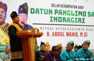 Gubernur Riau, Abdul Wahid memberikan sambutan usai menerima gelar kehormatan adat sebagai Datuk Panglimo Sati Indragiri dari Limbago Adat Nogori (LAN) Kabupaten Kuansing, Ahad. (humas)