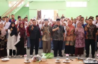 Ketua DPRD Sumbar, Muhidi bersama Kepala Bidang SMK Dinas Pendidikan Sumatera Barat, Ariswan dan jajaran, foto bersama dengan peserta LDK OSIS SMK se-Kota Payakumbuh di aula SMKN 1 Payakumbuh, Sabtu. (humas)