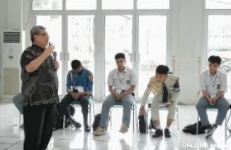 Ketua DPRD Sumbar, Muhidi jadi pemateri pada kegiatan Latihan Dasar Kepemimpinan (LDK) di Sekolah Menengah Kejuruan Pertanian Pembangunan (SMK PP) Kota Padang, Selasa. (humas)