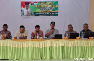 Anggota DPRD Sumbar, Deswipetra bersama pihak terkait saat sosialisasi Peraturan Daerah (Perda) No 4 Tahun 2017 tentang Pengusahaan Air Tanah di Aula SMKN 1 Kota Solok, Ahad. (humas)