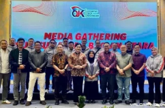 Kepala Eksekutif Pengawas Perilaku Pelaku Usaha Jasa Keuangan, Edukasi dan Perlindungan Konsumen OJK, Frederica Widyasari Dewi foto bersama dengan pimpinan OJK se-Sumbagut, usai pembukaan kegiatan media gathering, 4 Agustus 2025. (veby rikiyanto)