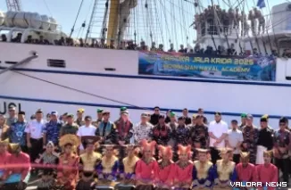 Ketua DPRD Padang, Muharlion bersama Fadly Amran (Wako Padang) foto bersama dengan Komandan KRI Bima Suci, Letkol Laut (P) Sugeng Hariyanto dan Forkopimda, saat penyambutan KRI Bima Suci di Teluk Bayur, Sabtu. (humas)