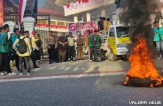 Ketua DPRD Sumbar, Muhidi menemui berbagai elemen mahasiswa dari Aliansi BEM Sumatera Barat yang menggelar aksi damai di depan kantor perwakilan rakyat itu, Senin siang. (humas)