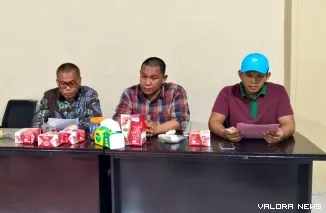 Tim TPP Musorkab KONI PESSEL Gestrojoni (Kacabor Gulat), Raflenofa Yulanda (Kacabor Dayung), dan Dison Kurnia Illaihi (Pengurus PELTI), menggelar Rapat Bersama dengan 4 balon Ketua KONI PESSEL 2025 - 2029, di Painan, Kamis (7/8/2025). FOTO: tusrisep