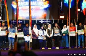 Pemenang Pacu Jalur 2025 foto bersama di atas panggung utama diacara penutupan, Ahad malam. (humas)