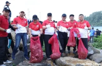 Ketua DPRD Sumbar, Muhidi bersama unsur Forkopimda, ikut kegiatan bersih pantai di batu pemecah ombak (grib) sekitar Masjid Al Hakim di Kecamatan Padang Selatan, Sabtu. (humas)