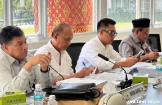 Ketua Pansus II KUA PPAS Padang Tahun 2026, Rachmad Wijaya pimpin rapat pembahasan bersama mitra kerja, Rabu. (humas)