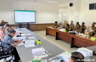 Ketua Pansus III DPRD Padang, Helmi Moesim memimpin rapat pembahasan KUA PPAS Tahun 2026 bersama mitra kerja, Selasa. (humas)