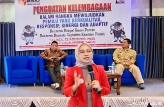 Neni Nur Hayati, Direktur Democracy and Electoral Empowerment Partnership (DEEP) Indonesia, pemateri dalam diskusi bersama Bawaslu Kabupaten Pesisir Selatan, Sumatera Barat, di Sago, Painan, Selasa (12/8/2025). FOTO: tusrisep