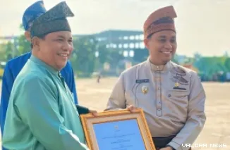 Wakil Gubernur Riau, Sofyan Franyata Hariyanto serahkan penghargaan pada Wakil Wali Kota Pekanbaru, Markarius Anwar pada apel peringatan Hari Jadi ke-68 Provinsi Riau, di Pekanbaru, Sabtu. (humas)