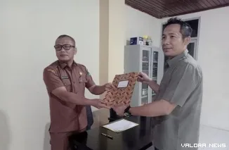 Gestrojoni, Kaban Kesbangpol Pessel yang juga Ketua TPP & SC Musorkab KONI, Ketua Cabor Gulat, menyerahkan Formulir Pendaftaran kepada Rodi Chandra, Ketua Cabor Sepatu Roda setempat, Selasa (5/8/2025). FOTO: Humas KONI Pessel