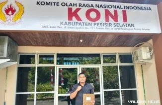 Febi Maha Putra a.k.a Kobe, mengambil formulir pendaftaran pertama, sebagai Bakal Calon Ketua KONI Pessel periode 2025 - 2029, di Kantor KONI Pessel, Senin (4/8/2025). FOTO: tusrisep