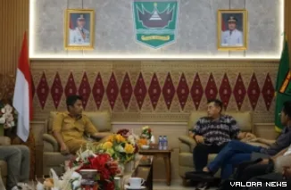 Wakil Gubernur Sumbar, Vasko Ruseimy terima kunjungan Direktur PNP, Surfa Yondri dan jajaran, di ruang kerjanya, Rabu. (humas)