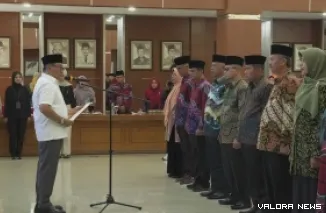 Wali Kota Bukittinggi, Ramlan Nurmatias mengukuhkan pengurus LPTQ periode 2025-2030 di Aula Balai Kota Bukittinggi, Ahad. (humas)
