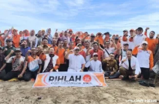 Sekretaris Jenderal DPP PKS, Muhammad Kholid, Ulyadi (Ketua DPW) dan jajaran pengurus lainnya, foto bersama dengan pengurus PKS Payakumbuh 2020-2025 usai kegiatan rihlah di Pantai Pasir Jambak, Sabtu. (humas)
