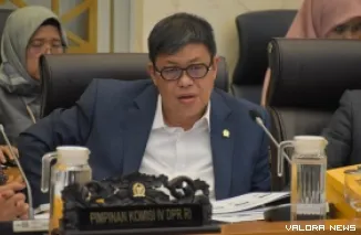 Wakil Ketua Komisi IV DPR RI, Alex Indra Lukman pada rapat kerja denga Menteri Pertanian, Amran Sulaiman di senayan, Jakarta, Kamis. Juga dihadirkan Kepala Bapanas dan Dirut Bulog dalam rapat membahas harga beras itu. (humas)
