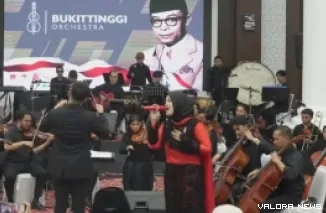 Pagelaran Bukittinggi Orchestra menampilkan lagu "Nyiak Hatta" ciptaan Edi Elmitos pada Peringatan 123 Tahun Bung Hatta di Bukittinggi, Selasa malam. (humas)