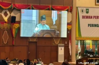 Ketua DPRD Riau, Kaderismanto didampingi para wakil ketua dan Gubernur Riau, Abdul Wahid pada rapat paripurna istimewa peringatan Hari Jadi Riau ke-68, Sabtu. (humas)