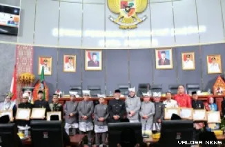 Ketua DPRD Padang, Muharlion bersama Fadly Amran (Wako), Maigus Nasir (Wawako), Mahyeldi (gubernur Sumbar) dan para wakil ketua, foto bersama dengan 12 orang tokoh penerima Pin emas dalam rangka HJK Padang ke-356 tahun 2025, Kamis. (humas)