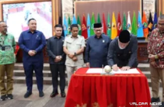 Gubernur Sumbar, Mahyeldi menandatangani kesepakatan Perubahan KUA PPAS Tahun 2025 dalam sidang paripurna DPRD Sumbar, Kamis. (humas)