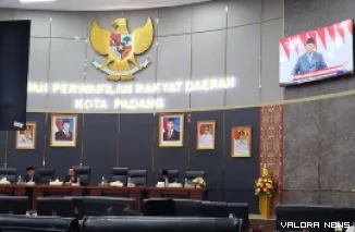 Ketua DPRD Padang, Muharlion didampingi para wakil ketua, memimpin sidang paripurna dengan agenda mendengarkan pidato kenegaraan Presiden Prabowo Subianto di MPR RI, Jumat. (mangindo kayo)