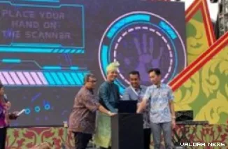 Pj Sekdaprov Riau, M Job Kurniawan bersama KJRI Johor Bahru, Sigit S Widiyanto, Konsul Malaysia di Pekanbaru, Muhammed Hoesnie Shahiran, dan Kadis Pariwisata Riau, Roni Rakhmat saat peluncuran JIWA di Pekanbaru, Sabtu sore. (humas)