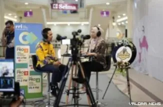 Plt Kadisdik Riau, Erisman Yahya saat melakukan podcast radiotalk bersama RRI Pekanbaru, di Mal Pekanbaru, Kamis. (humas)