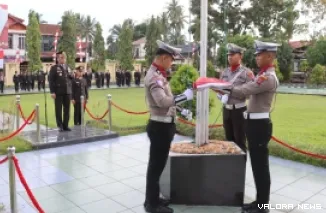 Kapolres Pasaman Barat, AKBP Agung Tribawanto memimpin upacara HUT RI ke-80 di halaman Mapolres, Ahad. (humas)