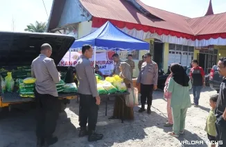 Suasana penyaluran beras SPHP oleh Polres Pasaman Barat di halaman Kantor Wali Nagari Aua Kuniang, Jorong Padang Tujuh, Kecamatan Pasaman, Senin. (robbi irwan)