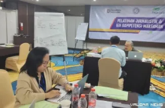 Salah seorang peserta UKW yang digelar LPDS di Pekanbaru, Maria Goldameir Mektania saat menerjakan salah satu materi uji, Jumat. (veby rikiyanto)