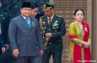Ketua DPR RI, Puan Maharani bersama Presiden Prabowo Subianto memasuki ruang transit jelang Sidang Tahunan MPR RI 2025 dan Sidang bersama DPR RI dan DPD RI 2025 di Kompleks Parlemen, Senayan, Jakarta. (humas)