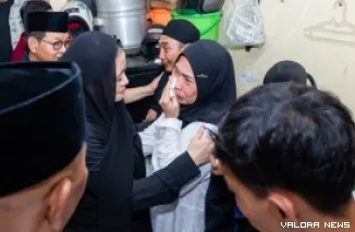 Ketua DPR RI, Puan Maharani menenangkan orang tua Affan Kurniawan, pengemudi ojek online (ojol) yang meninggal dilindas kendaraan taktis (Rantis) Barakuda Brimob, saat bertakziah, Sabtu siang. (humas)
