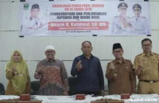 Anggota DPRD Sumbar, Rafdinal bersama Ibnu Azis (Wawako Bukittinggi), Arnis Malin Palimo (anggota DPRD Bukittinggi), sosialisasikan Perda Pemberdayaan dan Perlindungan Koperasi dan Usaha Kecil itu, di Kantor Camat Guguk Panjang, Bukittinggi, Senin. (humas