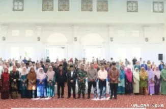Wako Bukittinggi, Ramlan Nurmatias foto bersama dengan pengurus Dekranasda, GOW, LKKS dan Forikan Bukittinggi usai pelantikan di rumah dinas wali kota, Jumat. (humas)