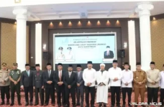 Wali Kota Bukittinggi, Ramlan Nurmatias didampingi Ketua MUI Sumbar, Ketua Baznas dan jajaran, foto bersama pimpinan Baznas Bukittinggi periode 2025-2030 usai pelantikan, Senin. (humas)