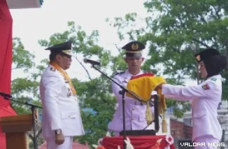 Wali Kota Bukittinggi, Ramlan Nurmatias jadi inspektur upacara HUT RI ke-80 di Lapangan Wirabraja atau Lapangan Kantin, Ahad. (humas)