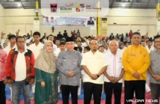 Wakil Wali Kota Padang, Maigus Nasir didampingi Muharlion (Ketua DPRD yang juga Ketua Pengcab Perkemi Padang) foto bersama para sensei dan kenshi usai pembukaan Kejuaraan Kempo Wali Kota Cup di Padang, Jumat sore. (humas)