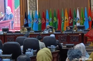 Ketua DPRD Sumbar, Muhidi memimpin rapat paripurna dengan agenda penyampaian pandangan umum fraksi-fraksi terhadap Perubahan APBD Sumbar Tahun 2025 dan Ranperda Penyertaan Modal, Senin. (humas)