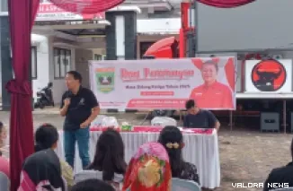 Anggota DPRD Sumbar, Albert Hendra Lukman berdialog dengan warga Padang tentang program PIP pada kegiatan reses perorangan, di Padang, Sabtu. (humas)