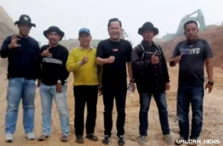 Anggota DPRD Sumbar, Doni Harsiva Yandra didampingi tokoh masyarakat, meninjau lokasi pembangunan Jalan Tembus Bayang-Alahan Panjang dalam kegiatan reses perorangan. (istimewa)
