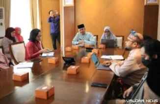 Pj Sekdaprov Riau, M Job Kurniawan dengarkan paparan Dirut RSUD Arifin Ahmad, drg Wan Fajriatul sekaitan transformasi layanan yang akan dilakukan, Kamis. (humas)