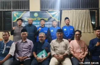 Pengurus Dewan Da'wah Sumbar foto bersama dengan sebagian dai yang akan ditugaskan di daerah pedalaman Sumbar, pada sesi penyambutan di di Gedung Islamic Centre Al Quds, Air Tawar, Kamis malam. (istimewa)
