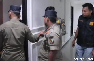 Personel Satpol PP Pekanbaru, menjaring belasan orang pria dan puluhan wanita terjaring dalam Operasi Penyakit Masyarakat (Pekat), Jumat dinihari. (humas)